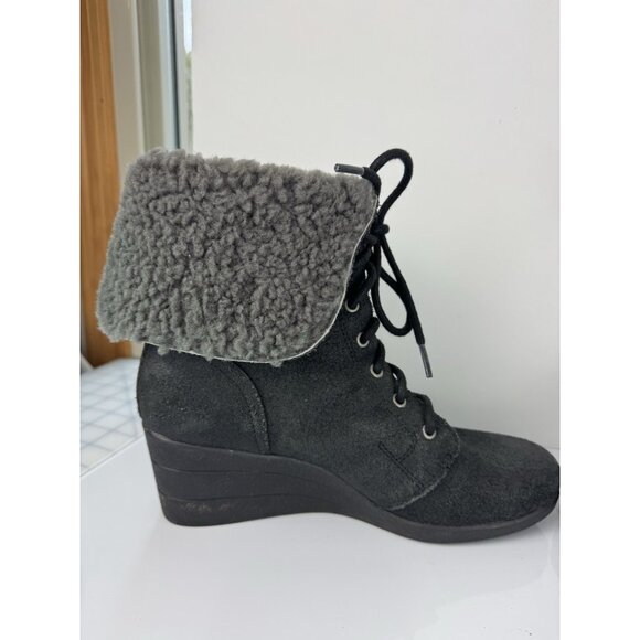 Ugg Zea Shearling Cuff Wedge Ankle Boot Suede Waterproof 1003360 Womens Size 8 - Picture 6 of 9